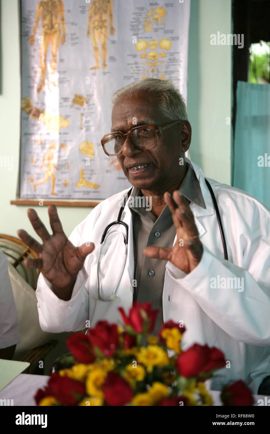 La consultazione con il medico al Somatheram Ayurveda Resort, tradizionale medicina ayurvedica spa resort a Trivandrum, Kerala Foto Stock