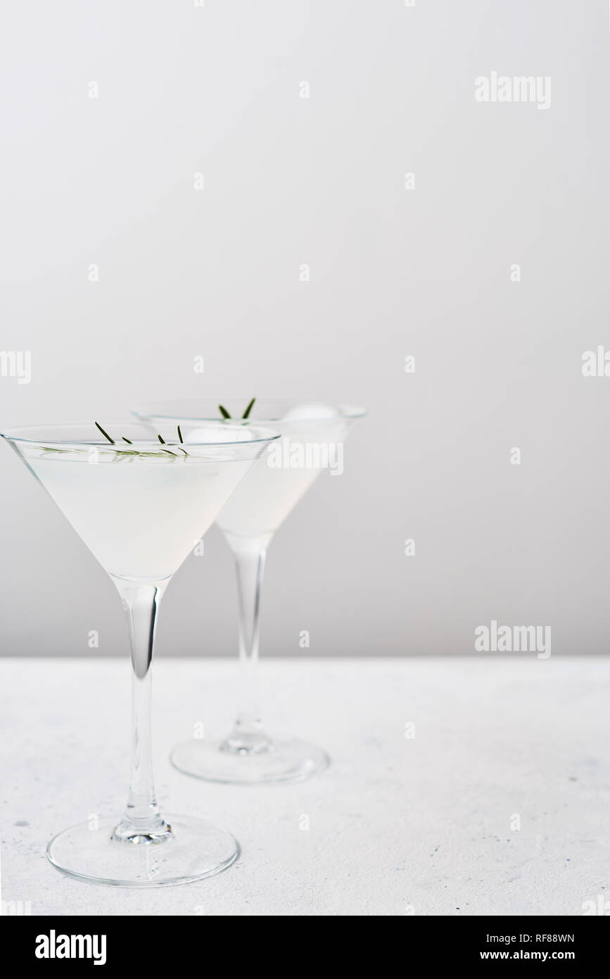 Bevanda estiva. Estivo rinfrescante cocktail alcolico con rosmarino e agrumi o frizzante gin e limonata. Copia dello spazio. Messa a fuoco selettiva. Foto Stock