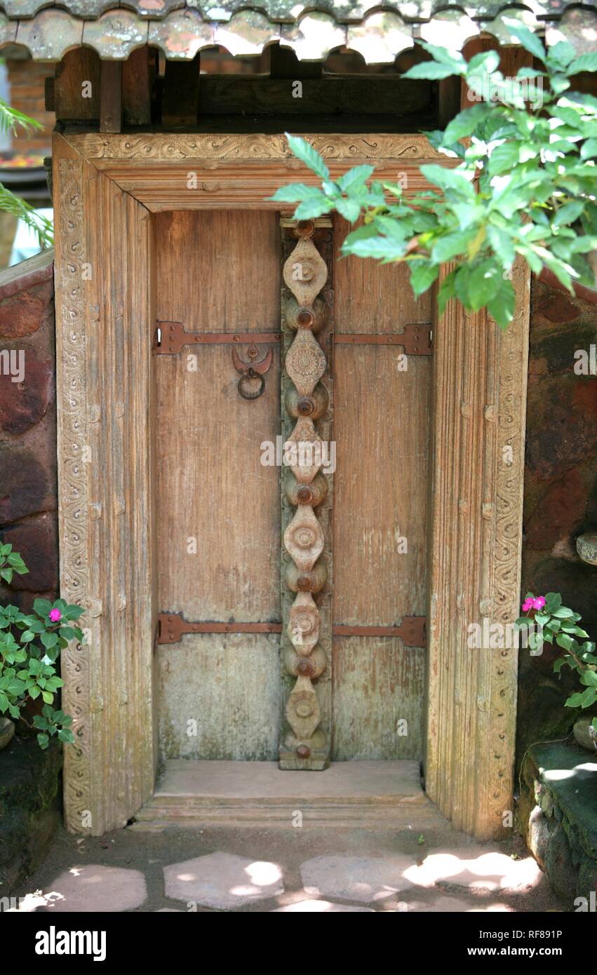 Porta di legno, Somatheram Ayurveda Resort, tradizionale medicina ayurvedica spa resort, Trivandrum, Kerala, India, Asia Foto Stock