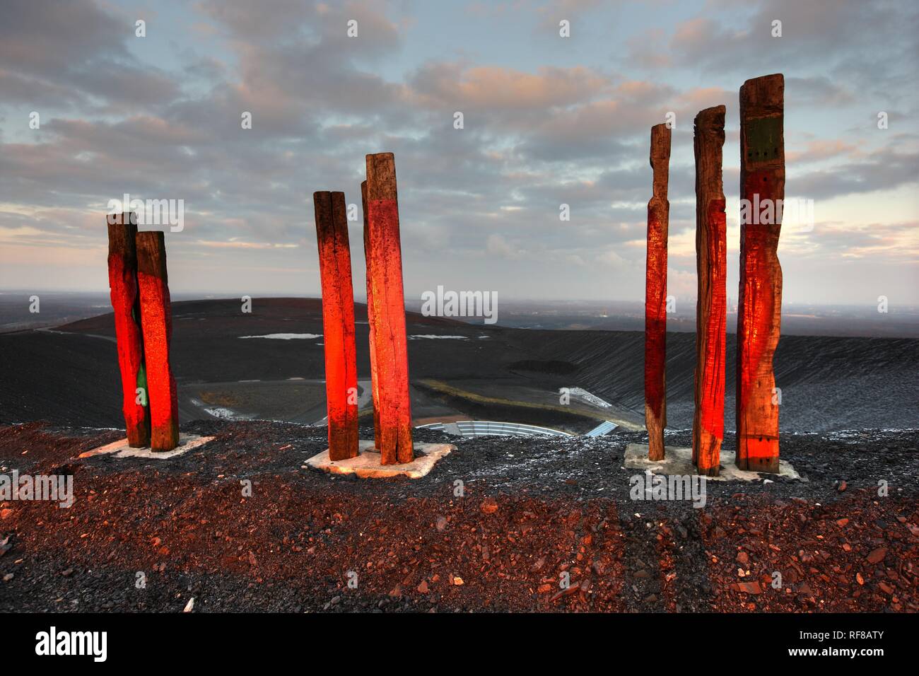 "Totem, ' installazione pezzo di arte costruita da oltre 100 traversine ferroviarie dall artista basco Agustín Ibarrola sul data mining cumuli di rifiuti Foto Stock