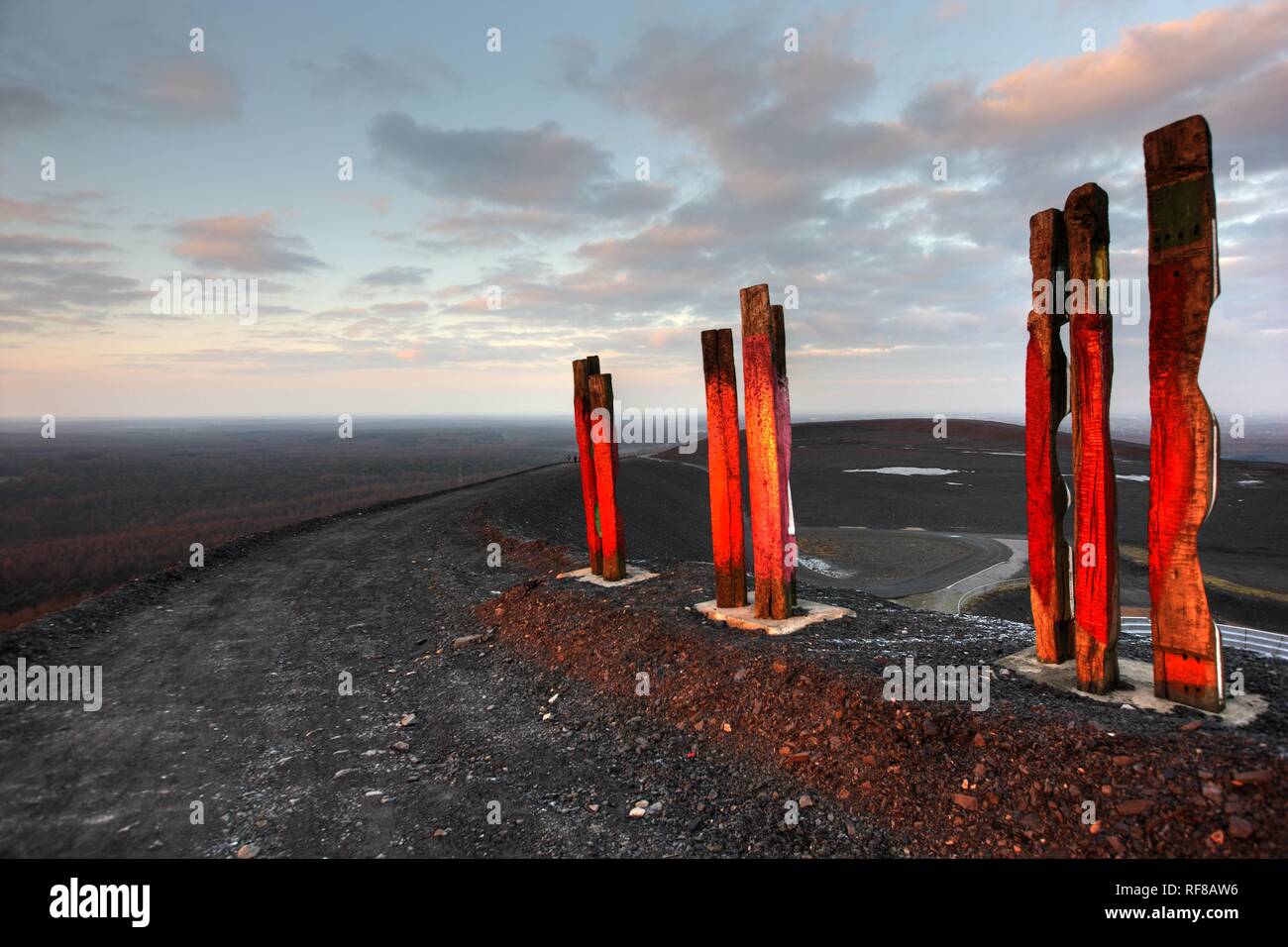 "Totem, ' installazione pezzo di arte costruita da oltre 100 traversine ferroviarie dall artista basco Agustín Ibarrola sul data mining cumuli di rifiuti Foto Stock