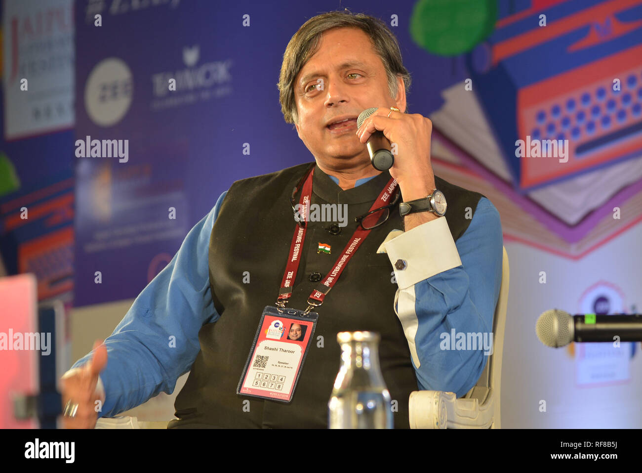 Jaipur, India. 24 gen 2019. Shashi Tharoor, uomo politico indiano, scrittore e un ex carriera diplomatico internazionale durante la ZEE Jaipur Festival della letteratura. Zee Jaipur Festival della letteratura descritto come 'letteraria più grande show sulla terra' e il 'Kumbh della letteratura", la ZEE Jaipur Festival della letteratura è una sontuosa festa di idee Credito: Shaukat Ahmed/Pacific Press/Alamy Live News Foto Stock