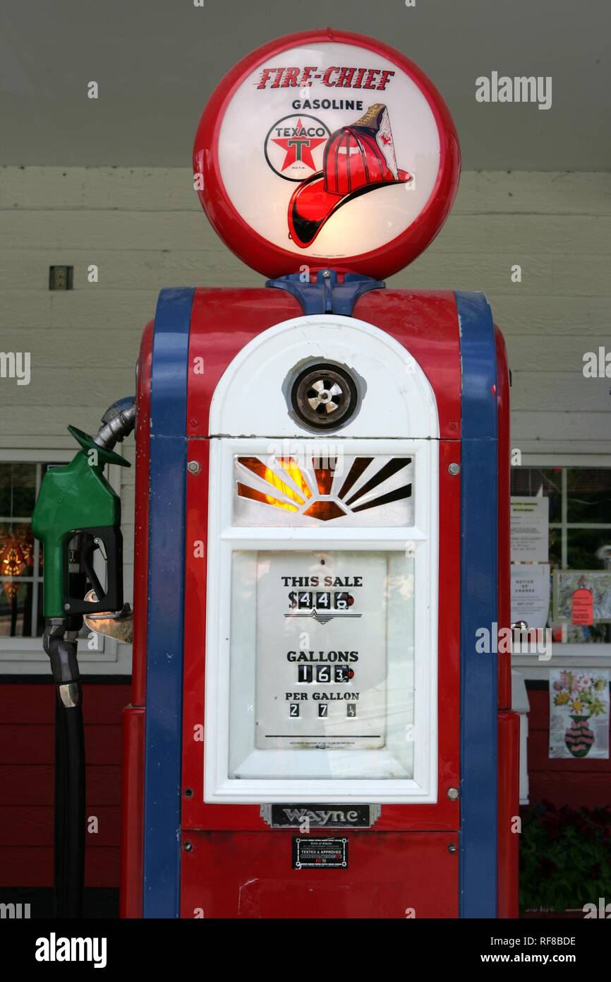 Storica stazione di gas, retro della pompa a gas, Gustavo, Alaska, Stati Uniti d'America, America del Nord Foto Stock