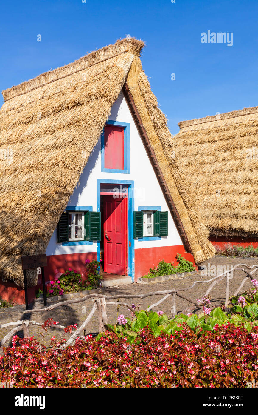 Palheiro house Santana Madeira triangolare TRADIZIONALE A-incorniciato Palheiro Case Santana Madeira Portogallo rosso blu e pitturato di bianco casa portoghese Foto Stock