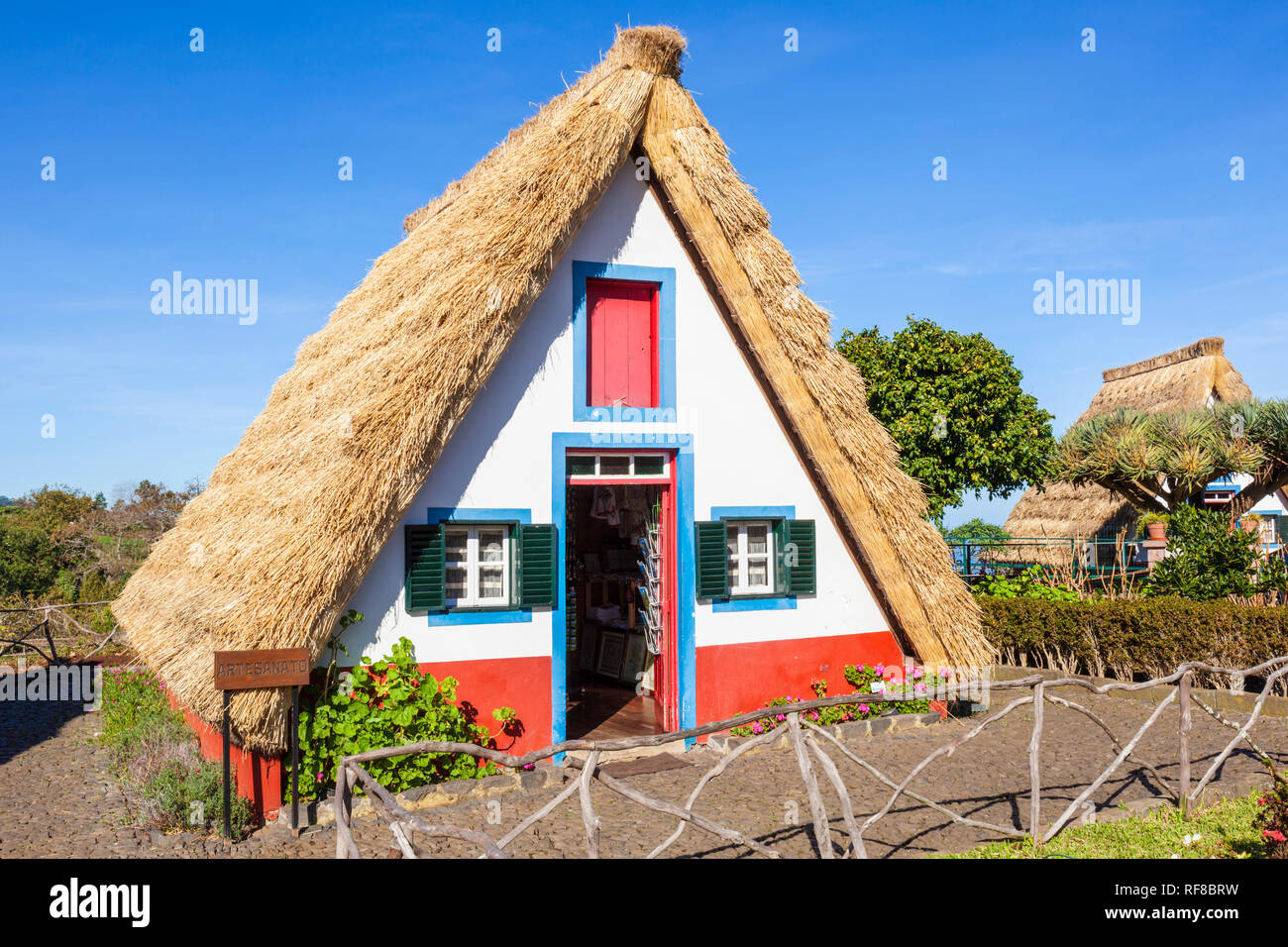 Palheiro house Santana Madeira triangolare TRADIZIONALE A-incorniciato Palheiro Case Santana Madeira Portogallo rosso blu e pitturato di bianco casa portoghese Foto Stock