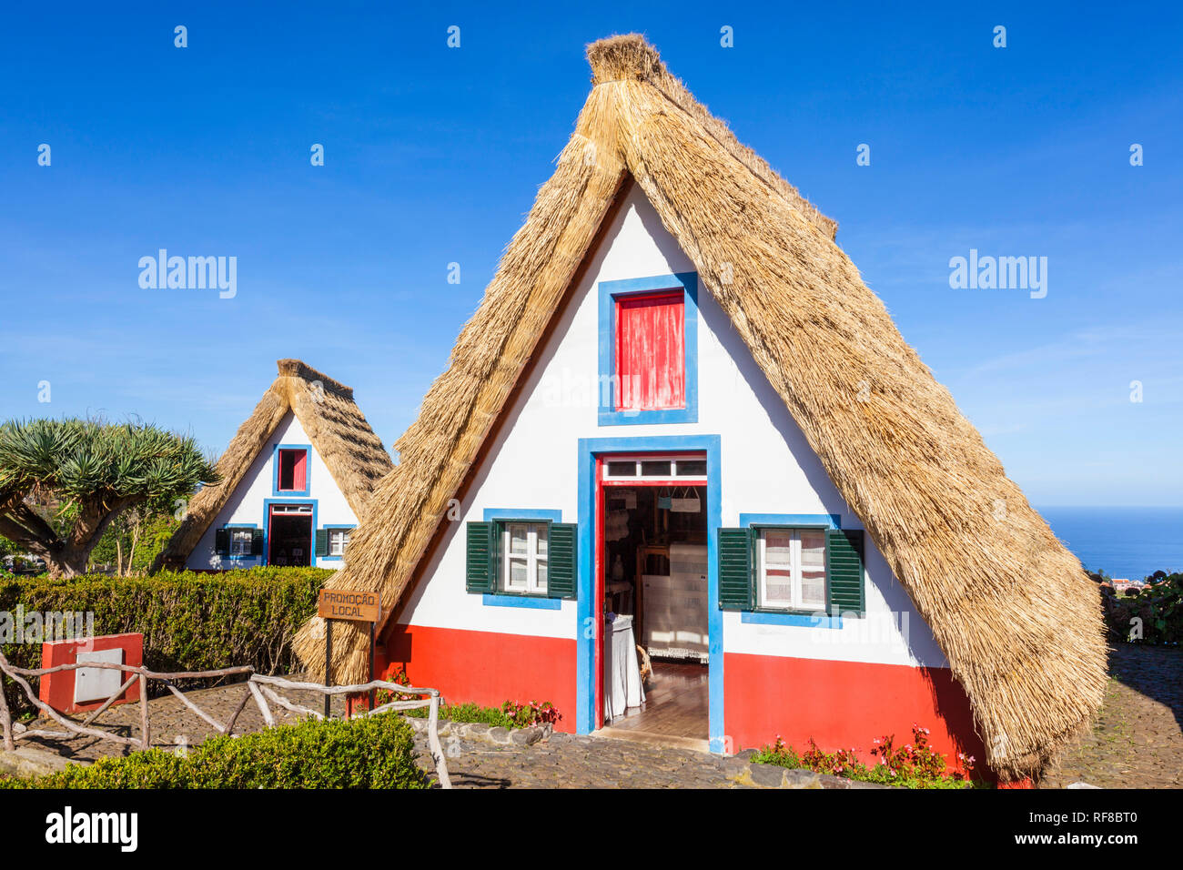 Palheiro house Santana Madeira triangolare TRADIZIONALE A-incorniciato Palheiro Case Santana Madeira Portogallo rosso blu e pitturato di bianco casa portoghese Foto Stock