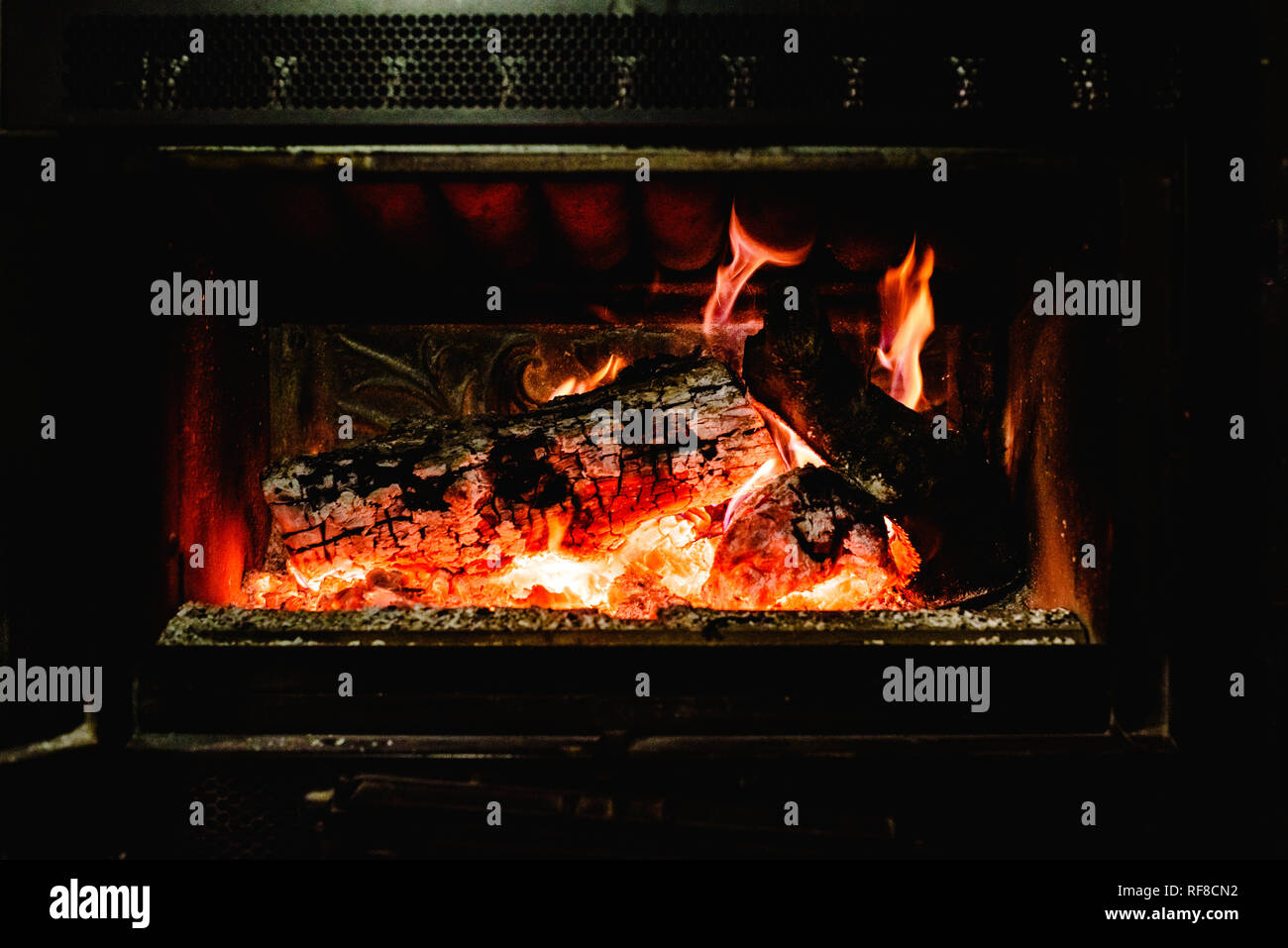 Masterizzazione Firelogs in un caminetto in inverno. Foto Stock