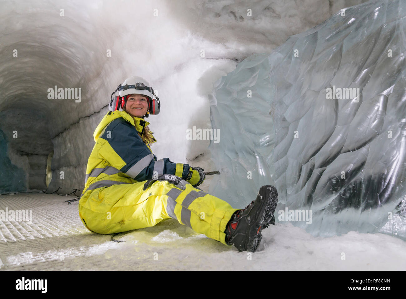 Intagliare una caverna di ghiaccio, Museo Perlan (perla) Reykjavik, Islanda Foto Stock