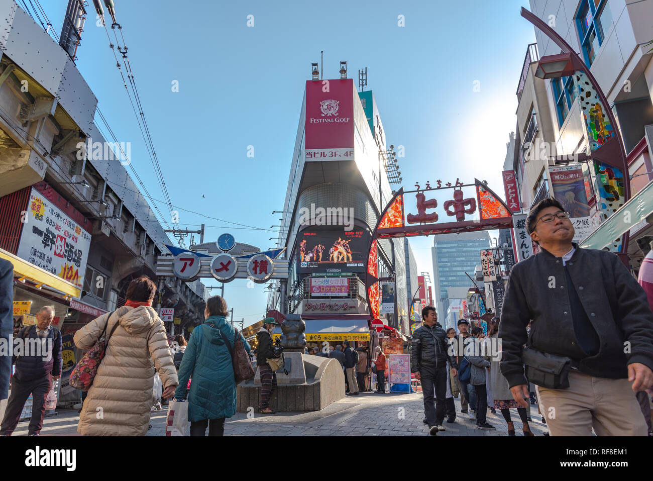 Ameyoko o Ameyayokocho mercato vicino a stazione di Ueno. Una delle principali strade dello shopping in Tokyo. Annunci di testo Nome mercato e negozi fornitori inclusi orologi Foto Stock