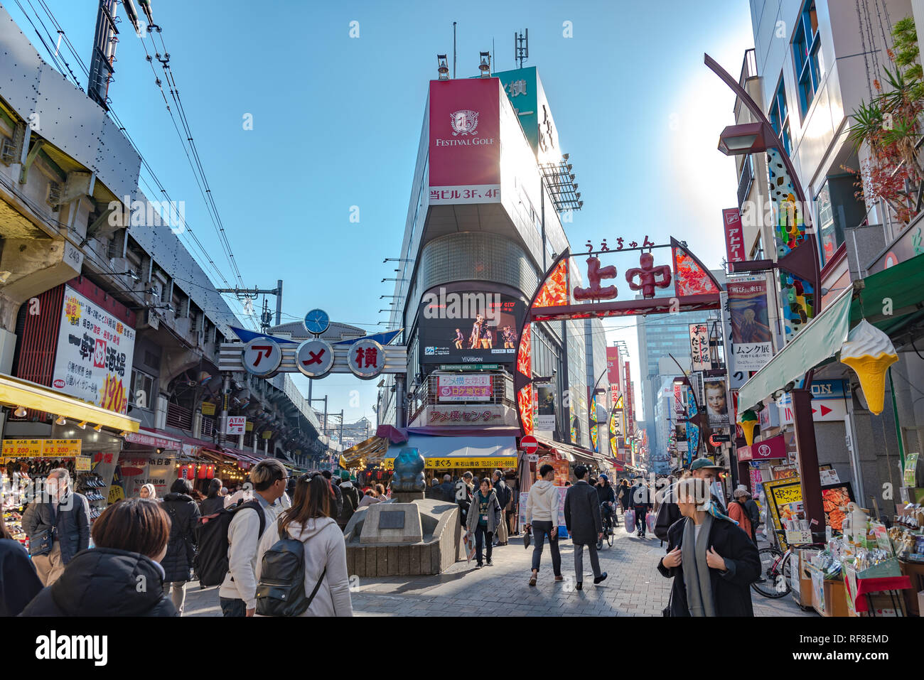 Ameyoko o Ameyayokocho mercato vicino a stazione di Ueno. Una delle principali strade dello shopping in Tokyo. Annunci di testo Nome mercato e negozi fornitori inclusi orologi Foto Stock