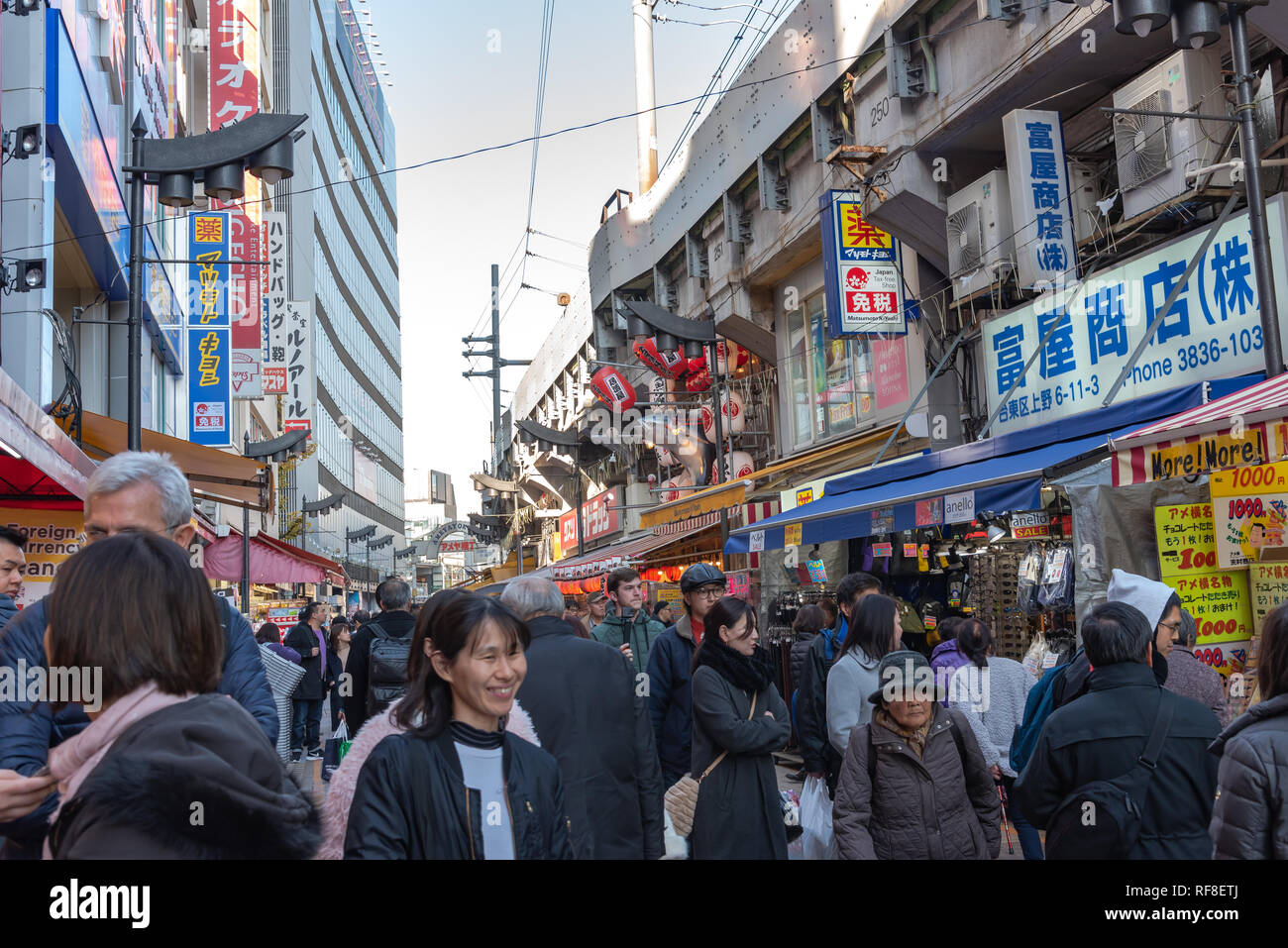 Ameyoko o Ameyayokocho mercato vicino a stazione di Ueno. Una delle principali strade dello shopping in Tokyo. Annunci di testo Nome mercato e negozi fornitori inclusi orologi Foto Stock