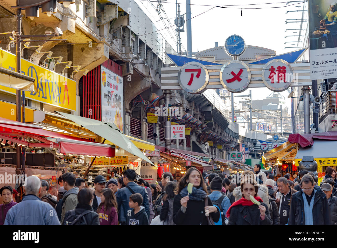 Ameyoko o Ameyayokocho mercato vicino a stazione di Ueno. Una delle principali strade dello shopping in Tokyo. Annunci di testo Nome mercato e negozi fornitori inclusi orologi Foto Stock