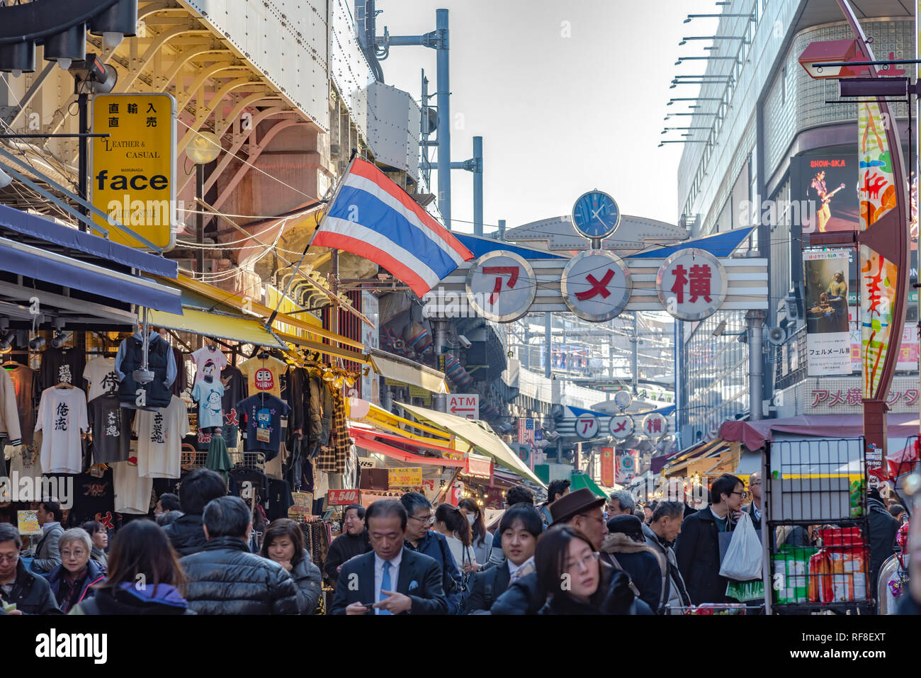 Ameyoko o Ameyayokocho mercato vicino a stazione di Ueno. Una delle principali strade dello shopping in Tokyo. Annunci di testo Nome mercato e negozi fornitori inclusi orologi Foto Stock