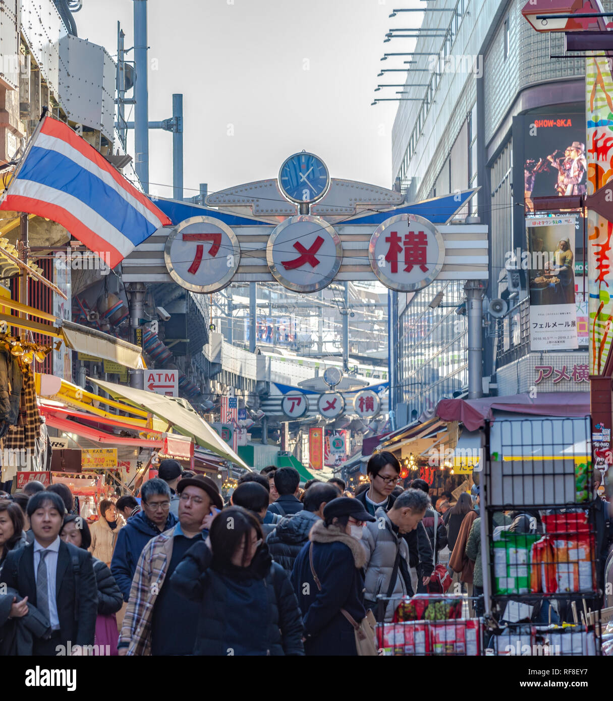 Ameyoko o Ameyayokocho mercato vicino a stazione di Ueno. Una delle principali strade dello shopping in Tokyo. Annunci di testo Nome mercato e negozi fornitori inclusi orologi Foto Stock