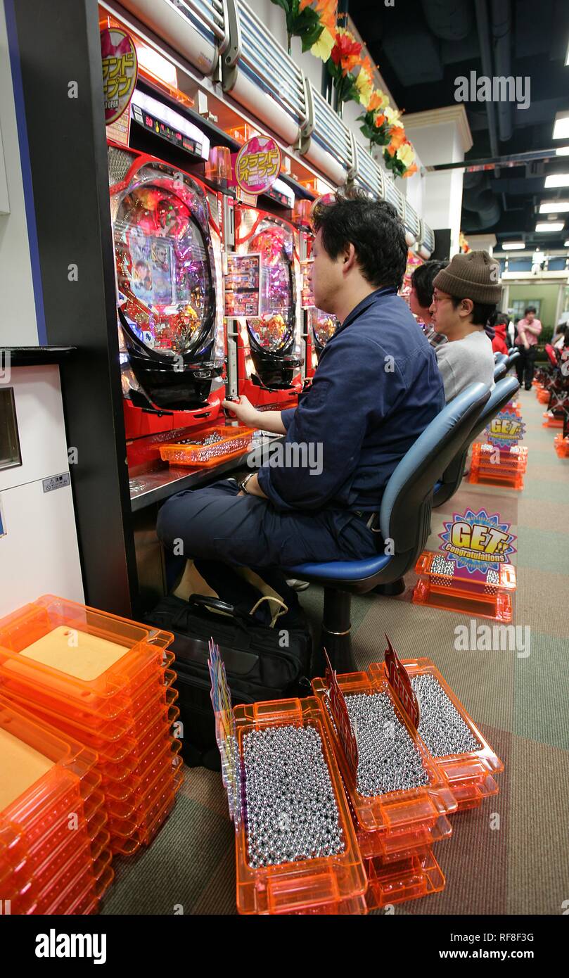 Giappone Tokyo: Pachinko gioco arcade, una sorta di verticale gioco di flipper. Foto Stock