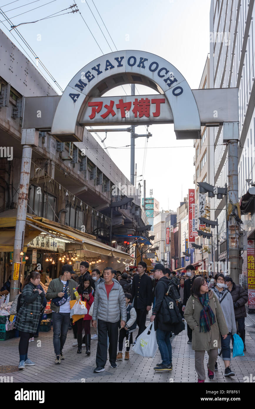 Ameyoko o Ameyayokocho mercato vicino a stazione di Ueno. Una delle principali strade dello shopping in Tokyo. Annunci di testo Nome mercato e negozi fornitori inclusi orologi Foto Stock