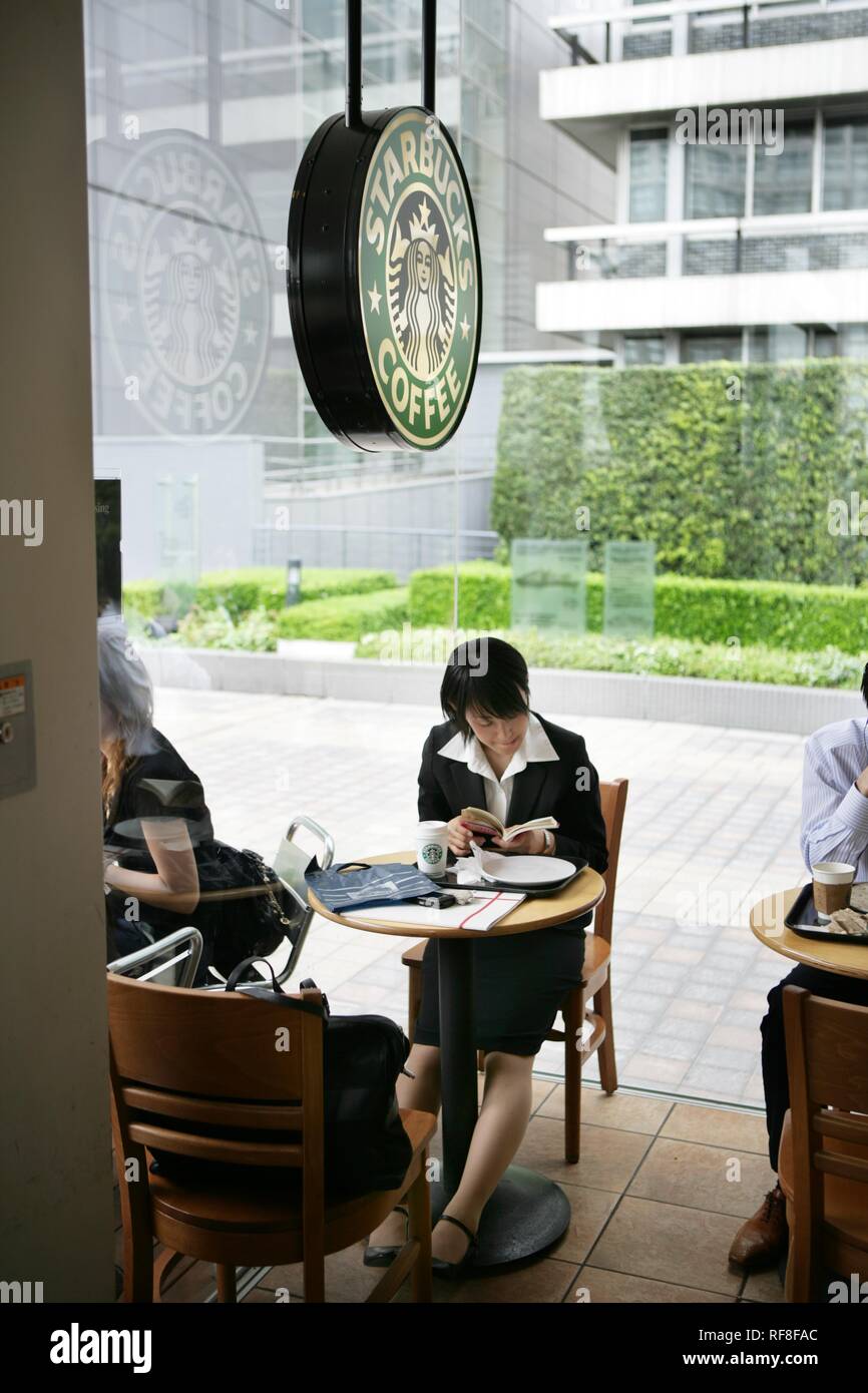 Giappone Tokyo: Starbucks Cafe in Shinjuku. Foto Stock