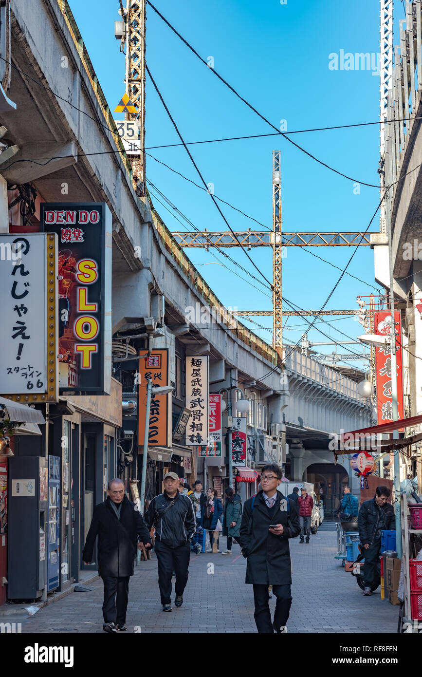 Ueno Chuo Dori Street vicino a stazione di Ueno. Uno dei principale via dello shopping di Ueno. Annunci di testo Nome mercato e negozi fornitori inclusi orologi vestiti un Foto Stock