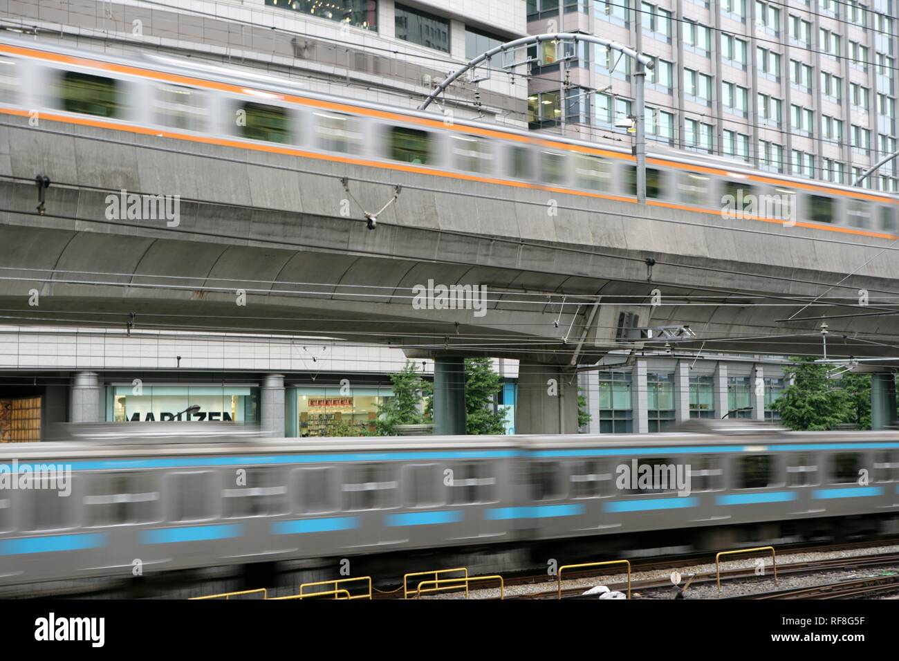 La metropolitana e la stazione JR di Linea treni locali sulle vie, Tokyo, Giappone, Asia Foto Stock