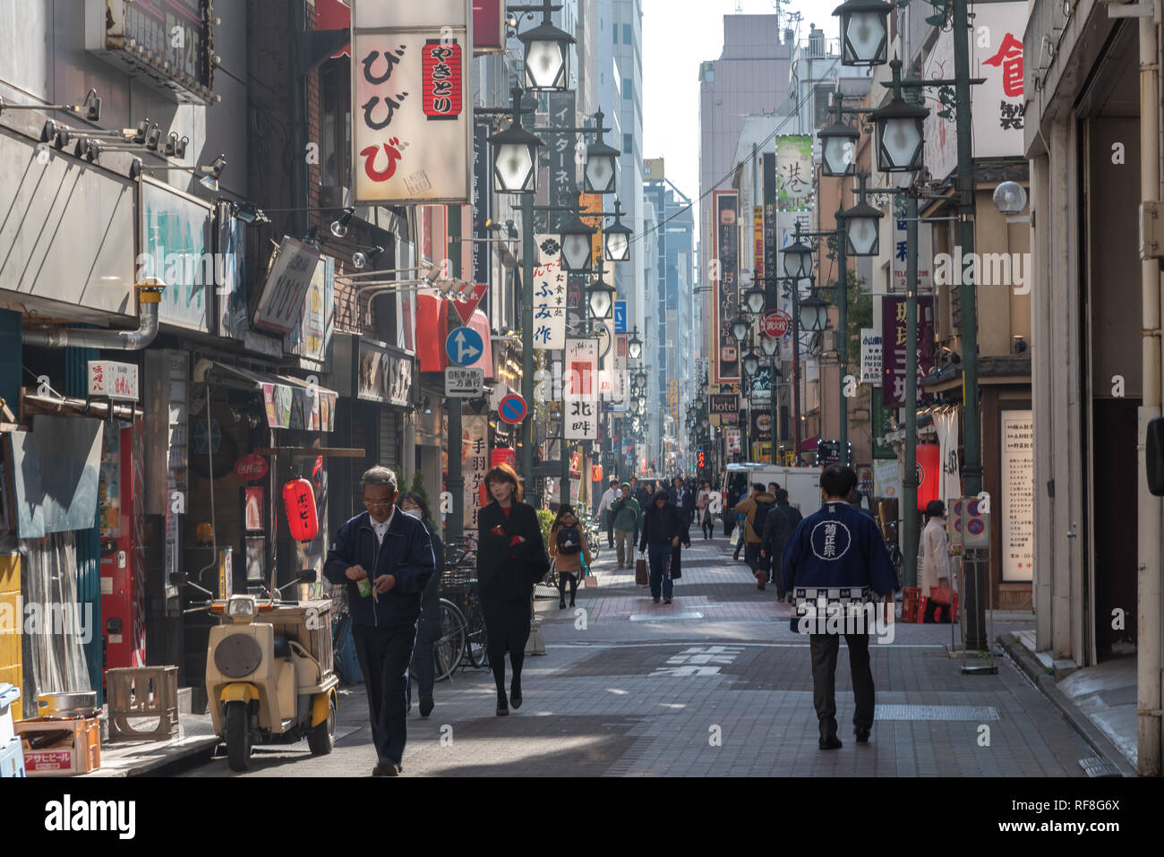 Ueno Chuo Dori Street vicino a stazione di Ueno. Uno dei principale via dello shopping di Ueno. Annunci di testo Nome mercato e negozi fornitori inclusi orologi vestiti un Foto Stock