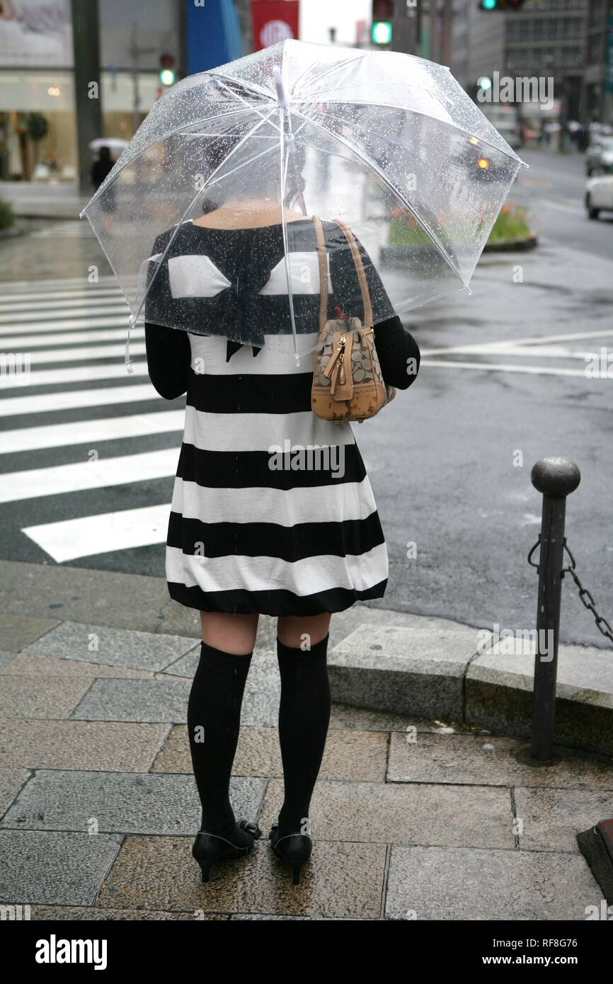 Giovane donna in Shibuya, Tokyo, Giappone, Asia Foto Stock