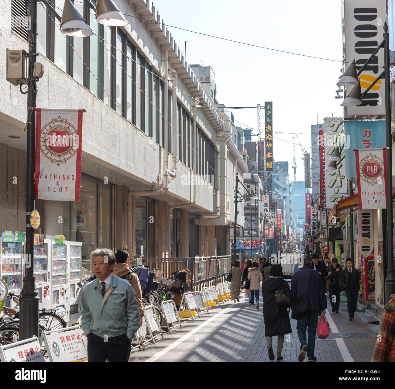 Ueno Chuo Dori Street vicino a stazione di Ueno. Uno dei principale via dello shopping di Ueno. Annunci di testo Nome mercato e negozi fornitori inclusi orologi vestiti un Foto Stock