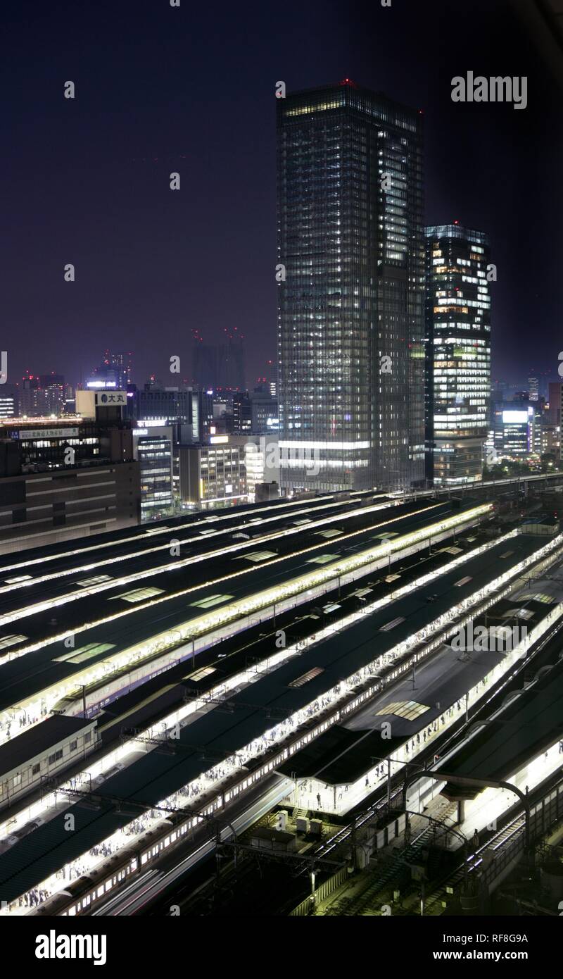 JR-linea treno regionale e delle piattaforme e la stazione di Tokyo, Tokyo, Giappone, Asia Foto Stock