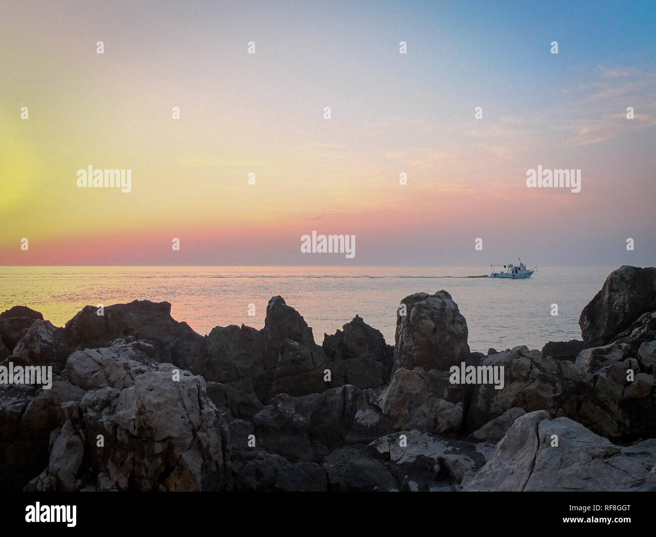 Tramonto sul mare. Cefalù, Sicilia, Italia Foto Stock