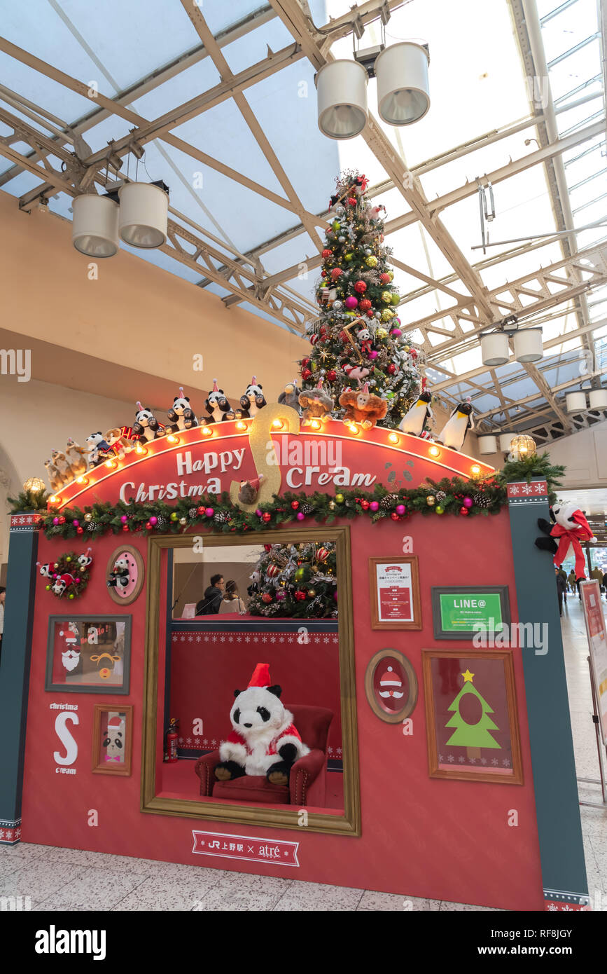 Dalla stazione ferroviaria JR di Ueno durante il Natale al quartiere di Ueno a Tokyo in Giappone. Foto Stock