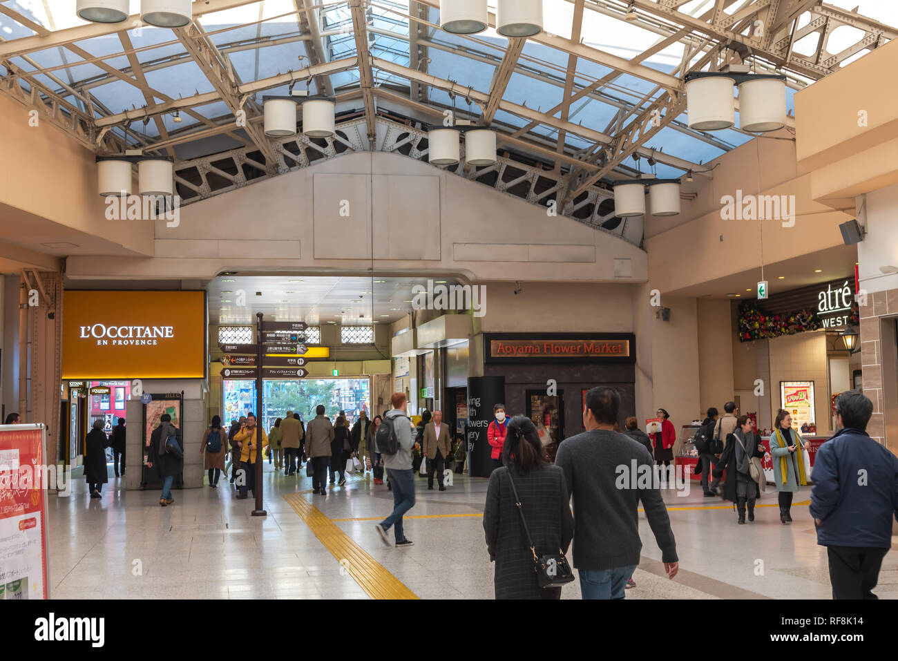 Dalla stazione ferroviaria JR di Ueno durante il Natale al quartiere di Ueno a Tokyo in Giappone. Foto Stock
