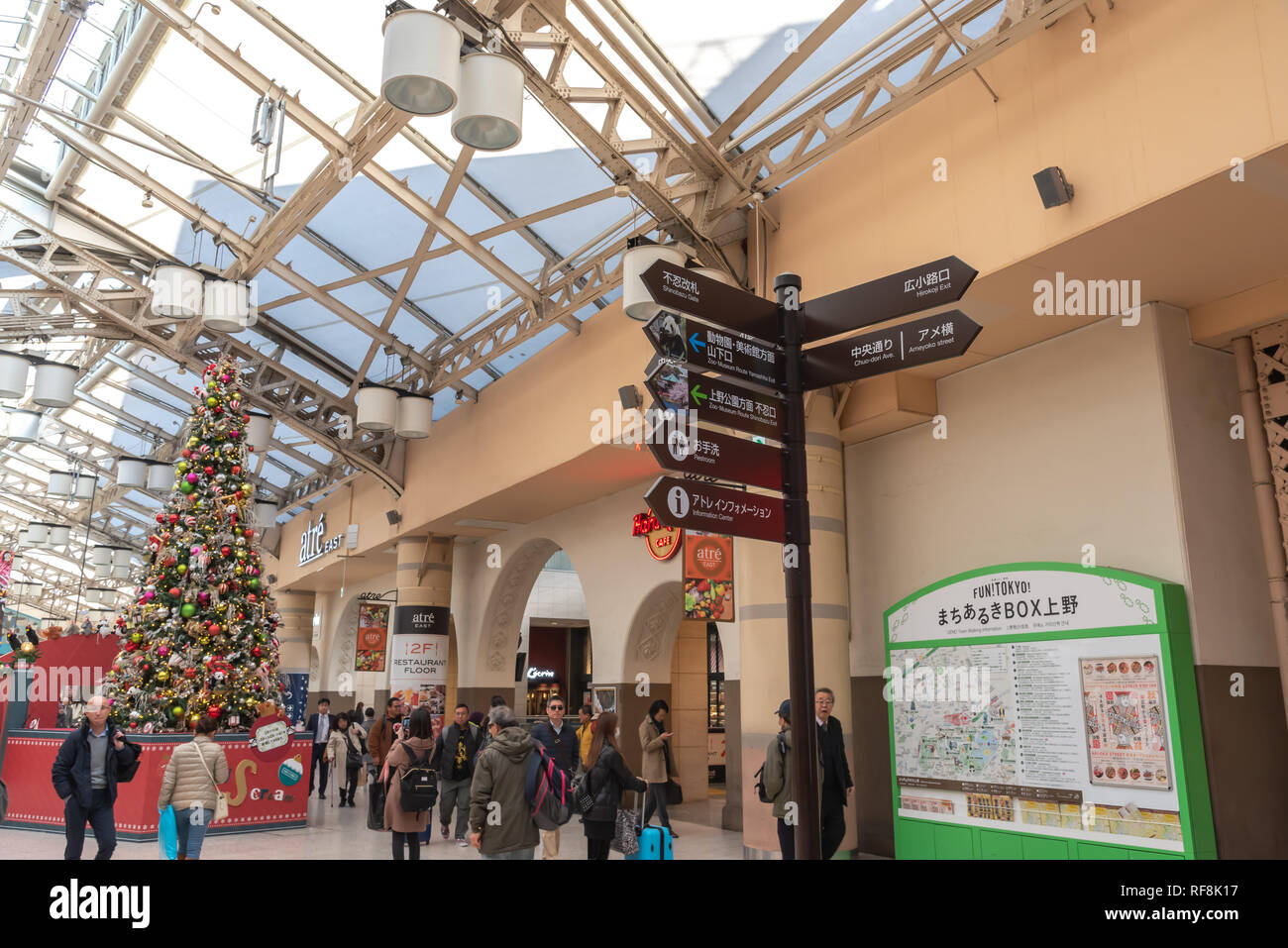 Dalla stazione ferroviaria JR di Ueno durante il Natale al quartiere di Ueno a Tokyo in Giappone. Foto Stock