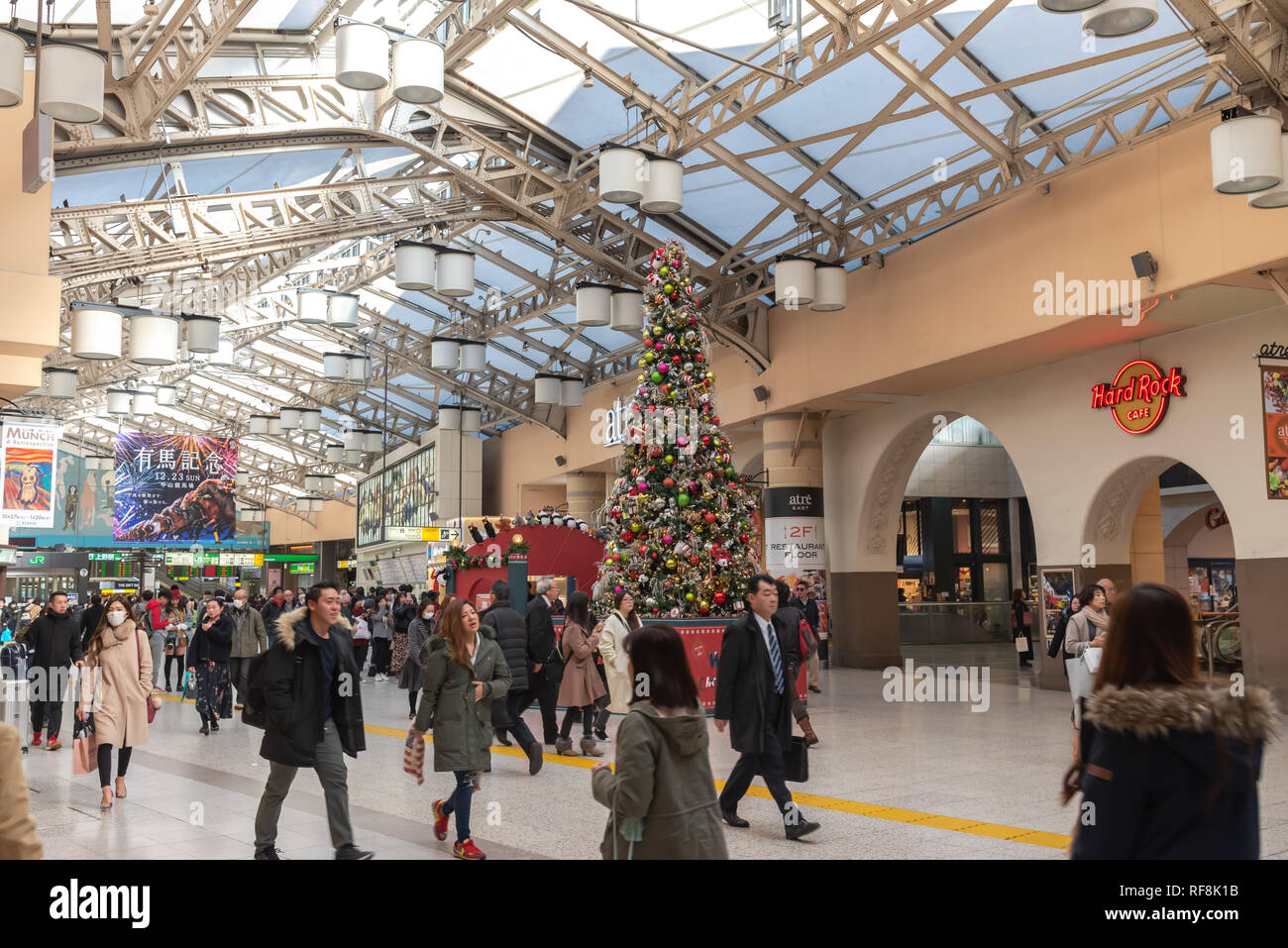 Dalla stazione ferroviaria JR di Ueno durante il Natale al quartiere di Ueno a Tokyo in Giappone. Foto Stock