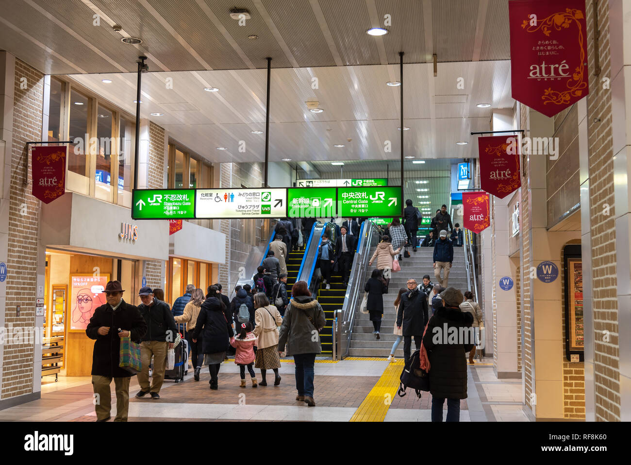 Dalla stazione ferroviaria JR di Ueno durante il Natale al quartiere di Ueno a Tokyo in Giappone. Foto Stock