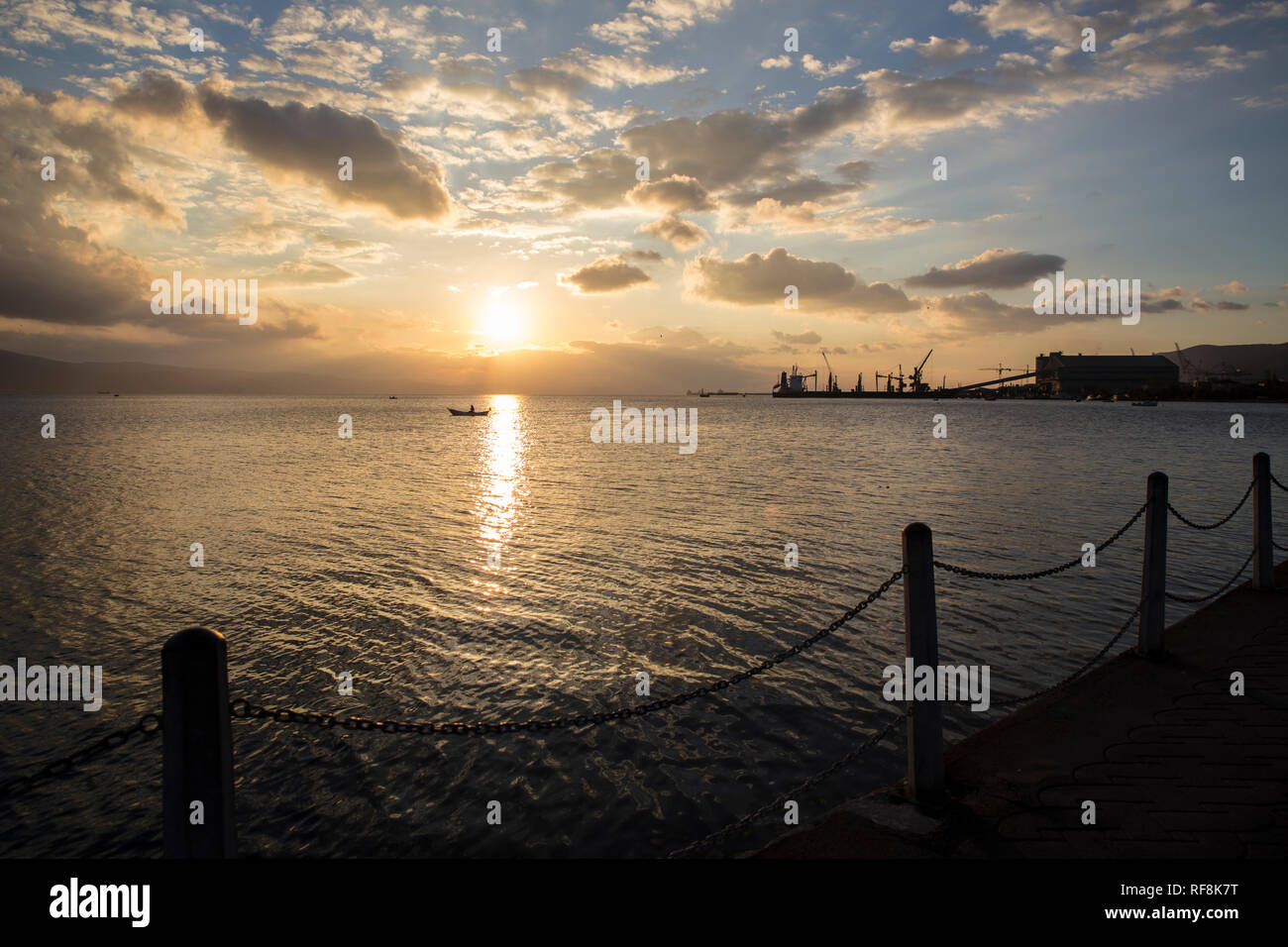 Mare bellissimo ​​and NUVOLOSO TRAMONTO Foto Stock