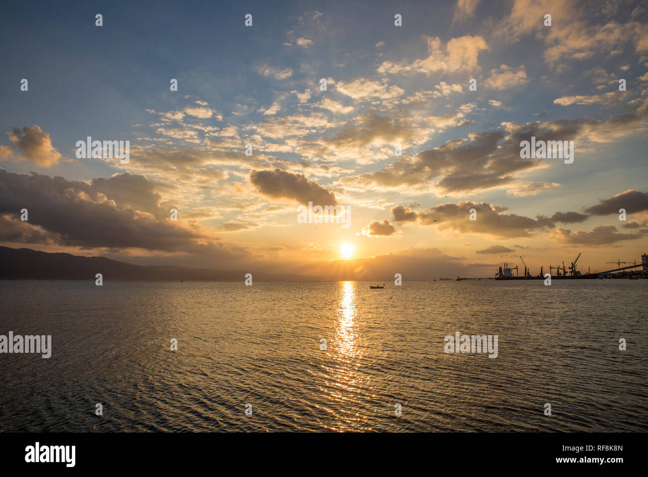 Mare bellissimo ​​and NUVOLOSO TRAMONTO Foto Stock