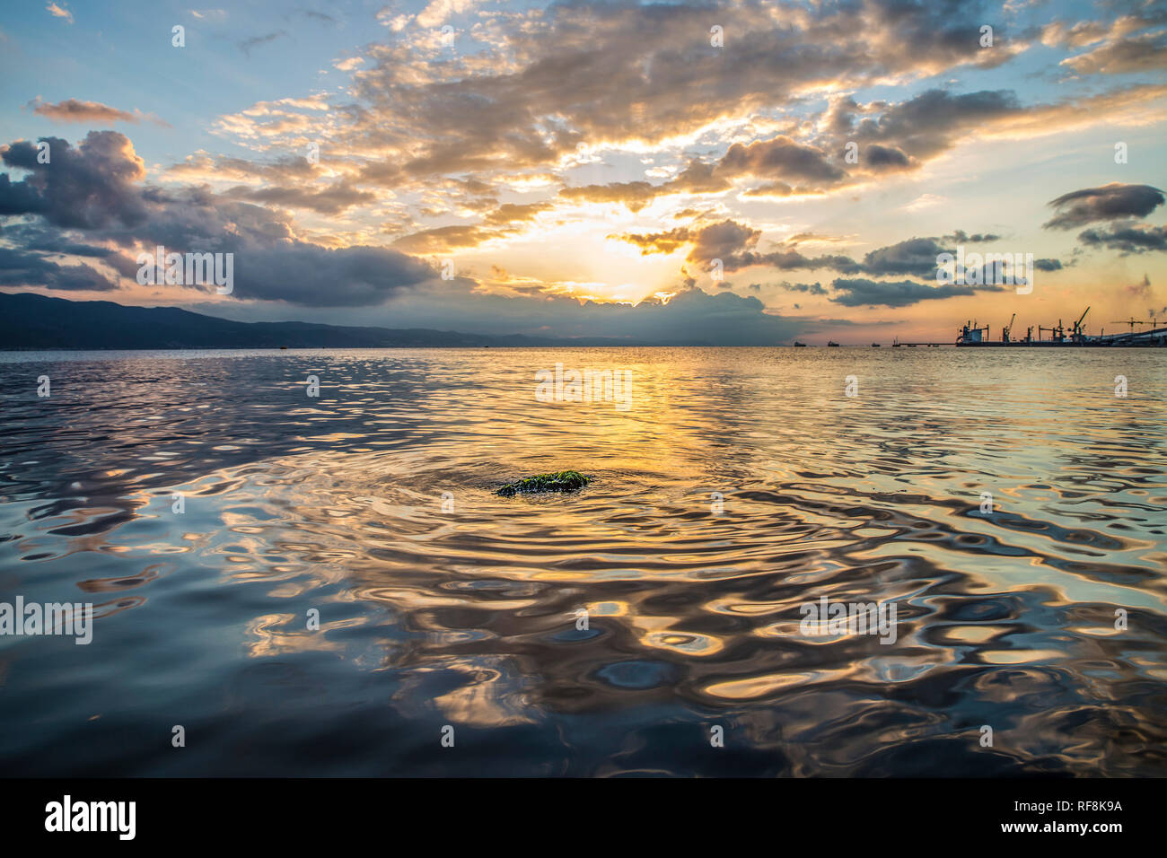 Mare bellissimo ​​and NUVOLOSO TRAMONTO Foto Stock