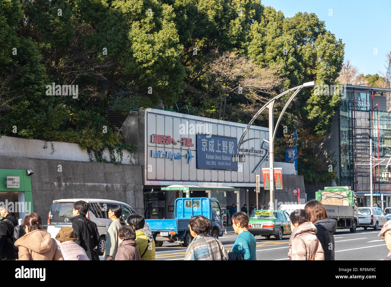 Pedoni affollata che si incrociano in corrispondenza al di fuori della stazione di Ueno a Tokyo in Giappone. I pedoni a passeggiare e a fare shopping presso il quartiere di Ueno in vacanza. Foto Stock