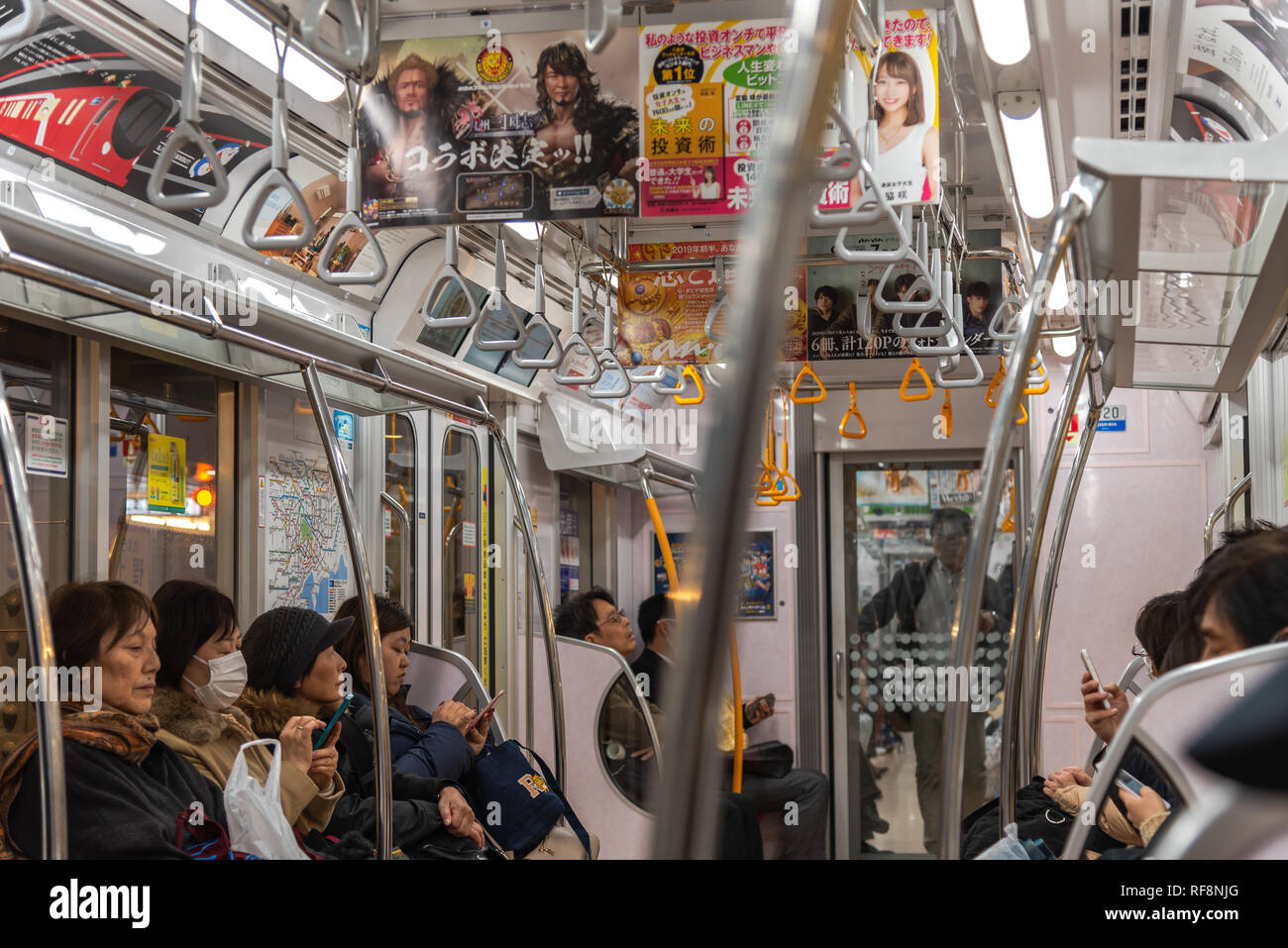 Passeggeri a bordo di un treno dalla stazione di Tokyo e andare alla stazione di Ueno. JR è la più grande società ferroviarie in Giappone. Foto Stock