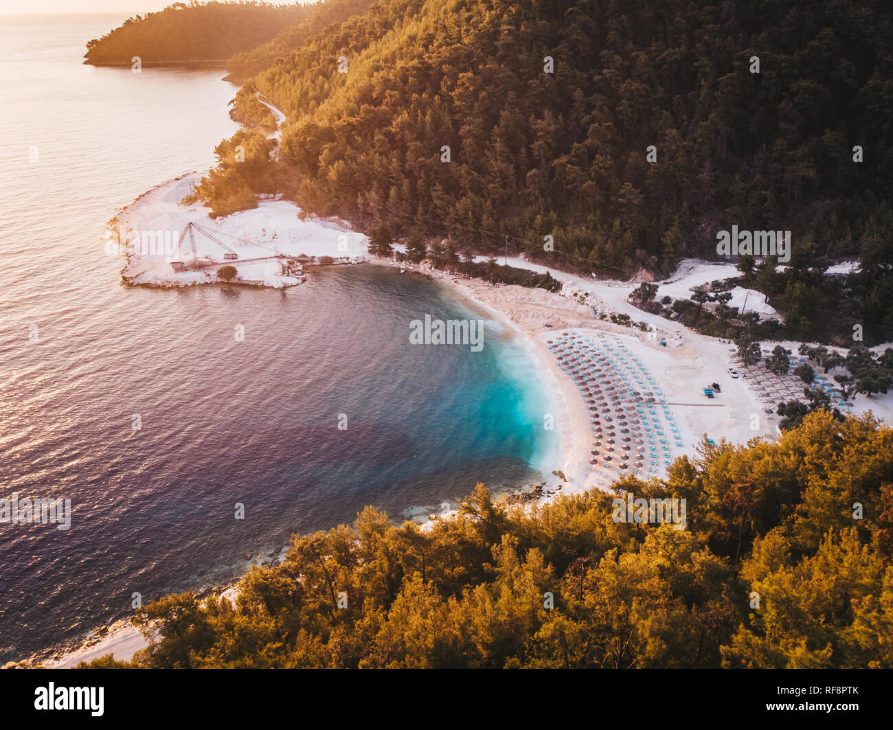 Thassos famoso Porto Vathi spiaggia nei pressi della città di Thassos Limenas, Grecia Foto Stock