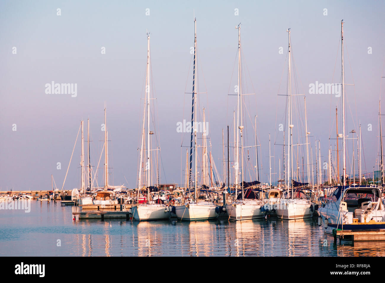 Marina con yacht ancorati al tramonto Foto Stock