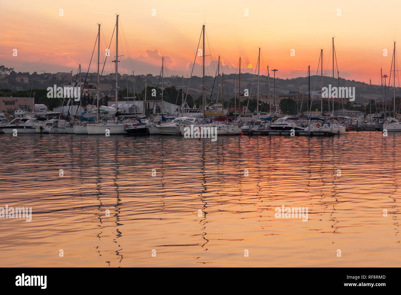 Marina con yacht ancorati al tramonto Foto Stock