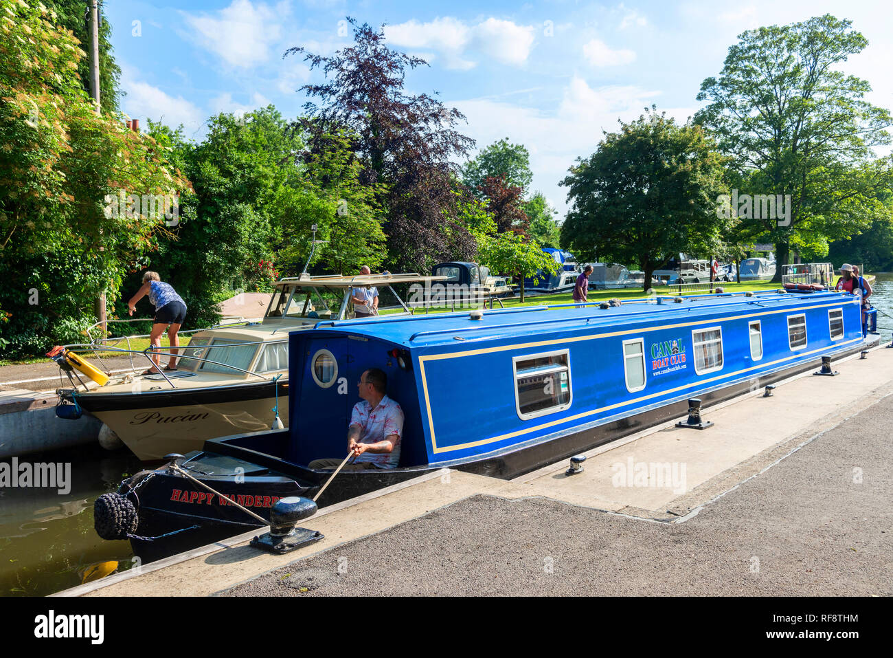 Barca stretta e cruiser legato in Hurley Lock sul Fiume Tamigi a Hurley vicino a Maidenhead, Berkshire, Regno Unito Foto Stock