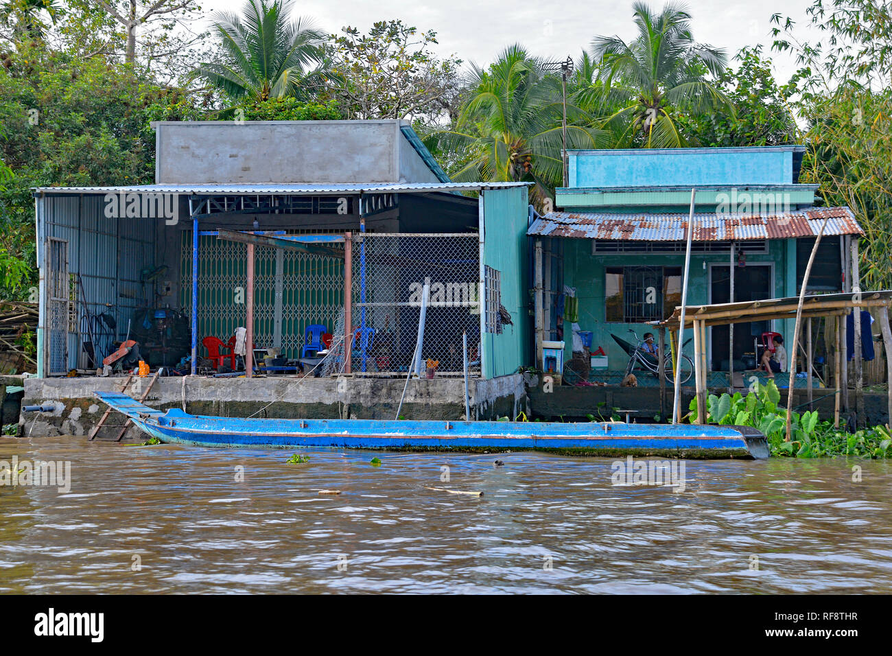 Can Tho, Vietnam - 31 dicembre 2017. Due donna sedersi e rilassarsi sul retro della loro casa che si affaccia su una via navigabile nel Delta del Mekong Foto Stock