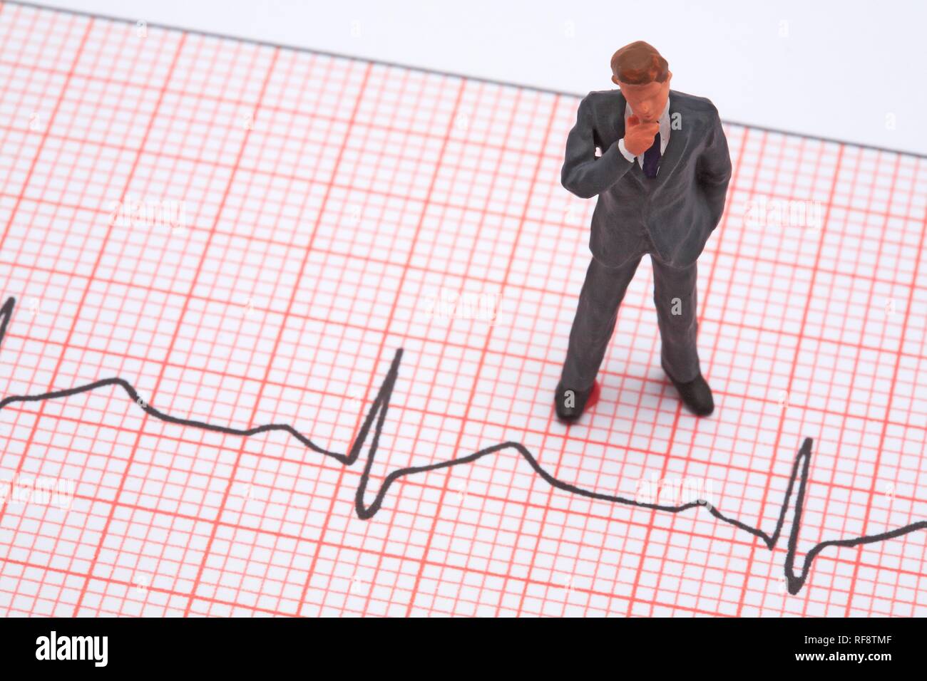 Uomo in piedi su un grafico EKG: simbolo per lo stress Foto Stock