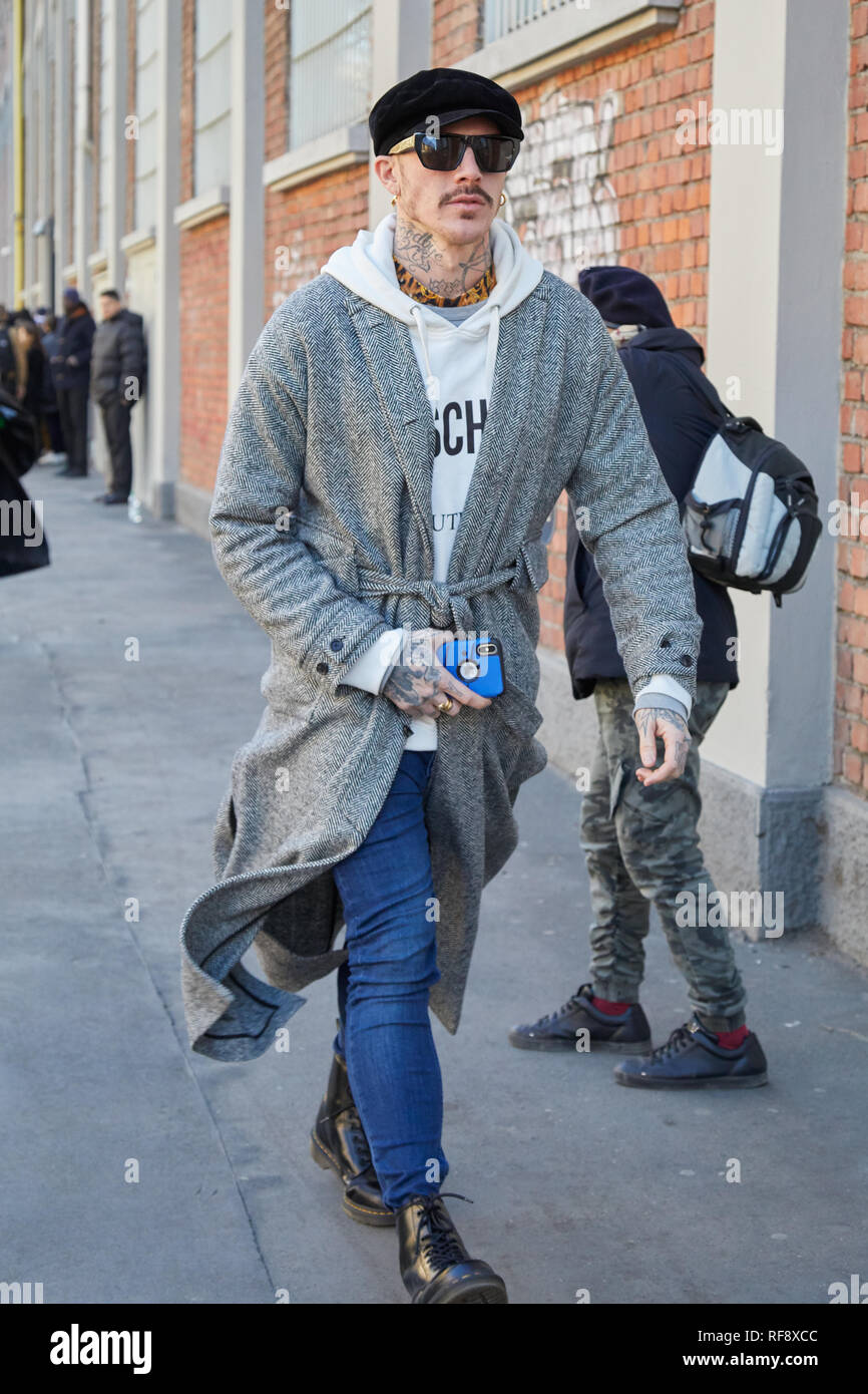 Milano, Italia - 14 gennaio 2019: l'uomo con il cappello nero, occhiali da  sole e grigio trench coat prima di Fendi fashion show, la Settimana della  Moda Milanese street style Foto stock - Alamy