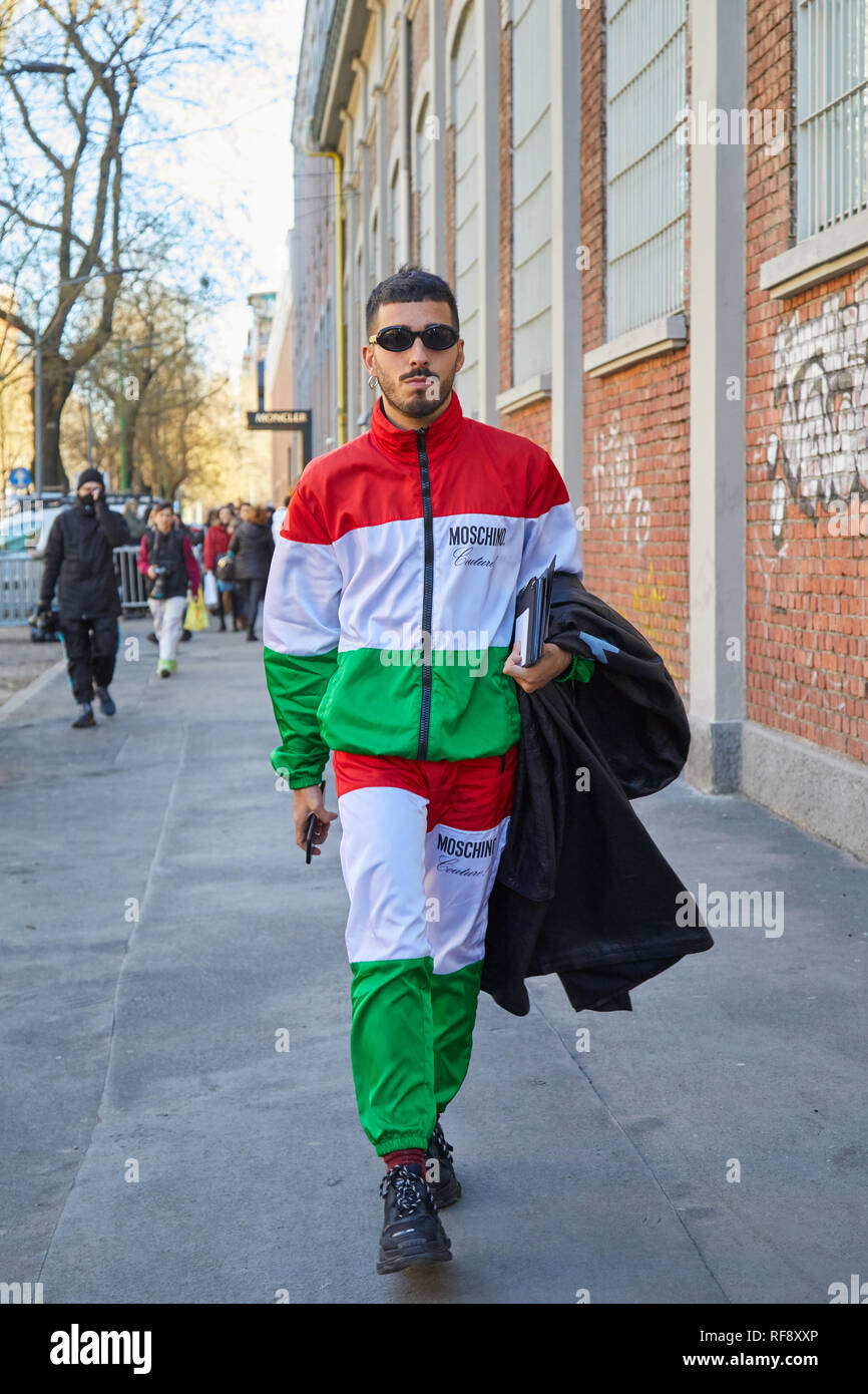 Milano, Italia - 14 gennaio 2019: Uomo con Moschino tuta con bandiera  italiana di colori prima di Fendi fashion show, la Settimana della Moda  Milanese street style Foto stock - Alamy