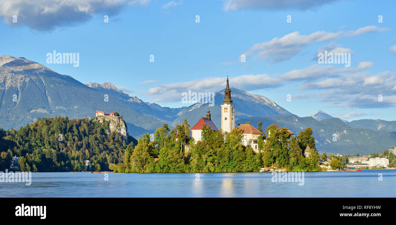Chiesa dell'Assunzione su Blejski Otok con il castello di Bled, lago di Bled Bled, Gorenjska, Slovenia Foto Stock