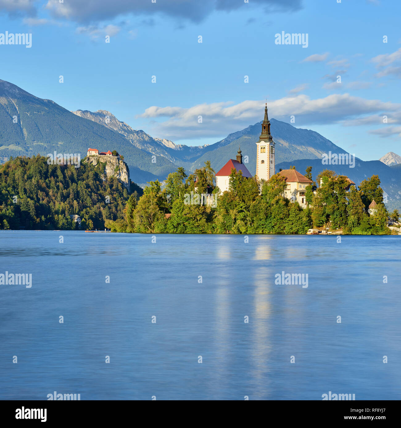 Chiesa dell'Assunzione su Blejski Otok con il castello di Bled, lago di Bled Bled, Gorenjska, Slovenia Foto Stock