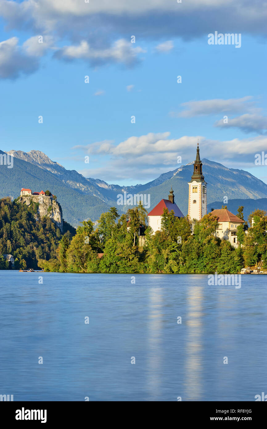 Chiesa dell'Assunzione su Blejski Otok con il castello di Bled, lago di Bled Bled, Gorenjska, Slovenia Foto Stock