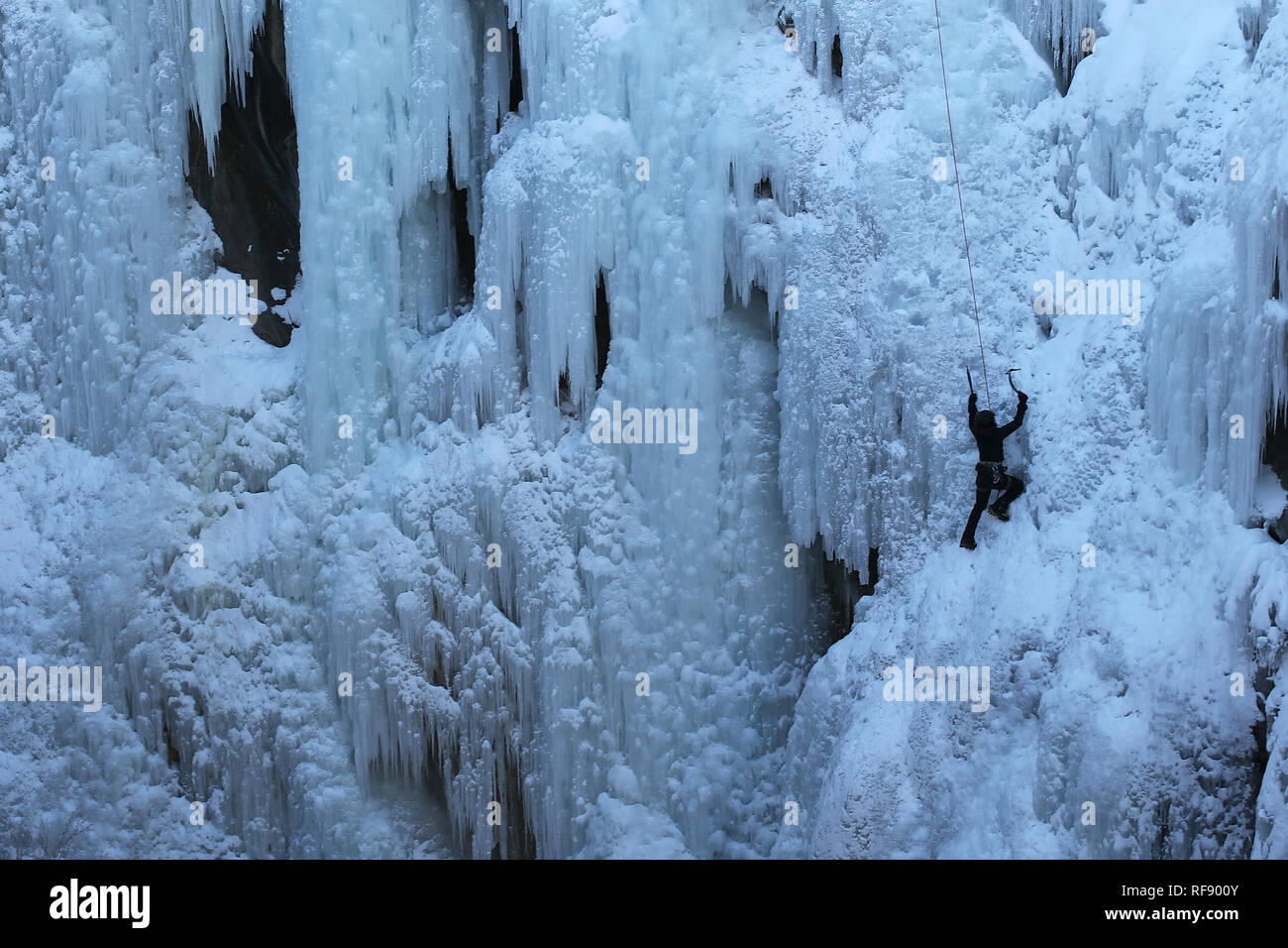 Ouray, Colorado - 29 dicembre 2018: le persone non identificate arrampicata in Ouray Ice Park di Ouray, Colorado Foto Stock